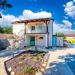 Paesana Heritage House Ferienhaus
